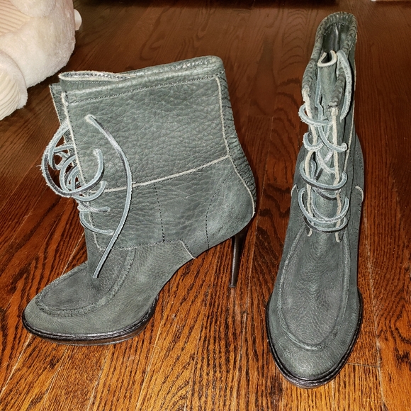 Burberry black leather ankle boots - Picture 1 of 4